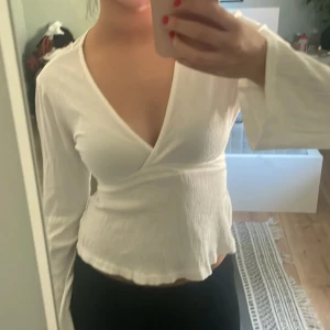 Vit omlottopp med v-ringning - Säljer denna galet snygga blus från Gina💕💕