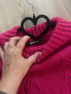 Stickad tröja  - Stickad halv polo i rosa. Använd men okej skick. 