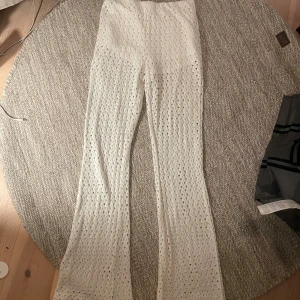 Vita virkade byxor med utsvängda ben - Snygga virkade byxor 