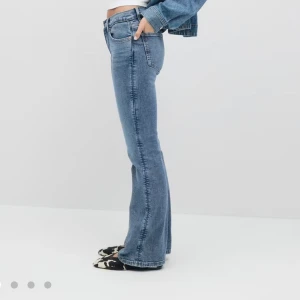 Low waist bootcut jeans  - Supersnygga lågmidjade bootcut jeans från Gina Tricot. Helt nya och säljer pga att de var för korta. Storlek 36 i regular längd. Lappen är kvar och de är helt oanvända endast testade, helt slutsålda. Hör av er för frågor/bilder! ❤️