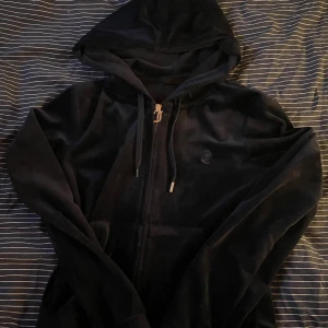 Juicy couture zip up - Nästan aldrig använd eftersom det blev fel storlek och gillar inte korta tröjor så mycket. Använd max 5 gånger 