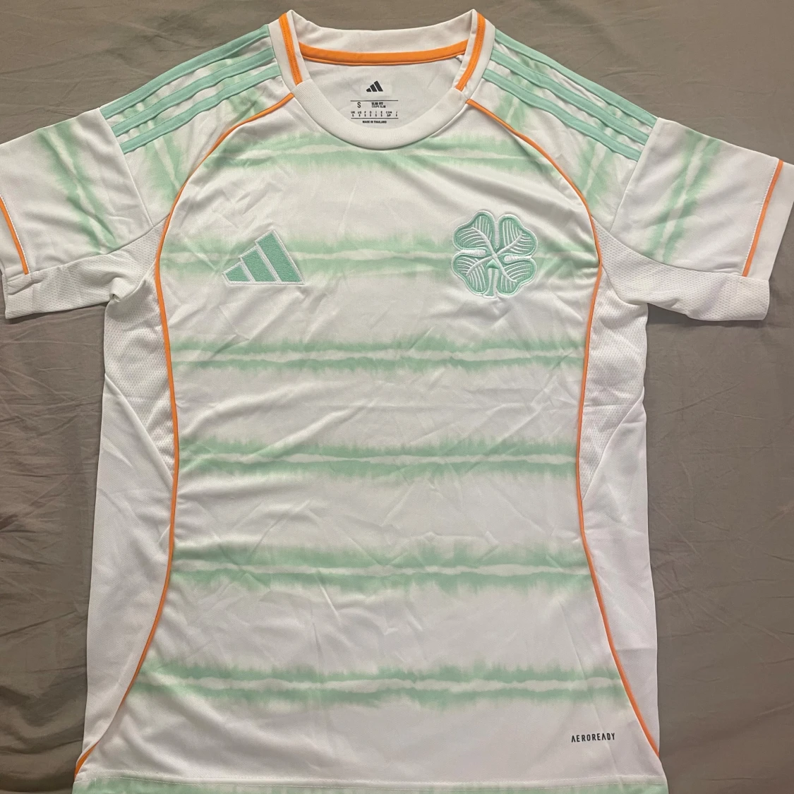 Vit och mintgrön Celtic fotbollströja