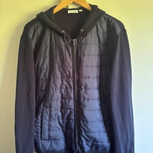 Mörkblå (Navy) Cardigan Kappahl M - Tja, säljer min marinblå Kappahl Cardigan då den alltid varit lite för stor för mig så jag har inte velat använda den. Den är i Storlek M, men skulle påstå att den sitter närmare L eller någon som är hyffsat bredaxlad. Kom gärna med frågor eller prisförslag🙌🏻🙌🏻