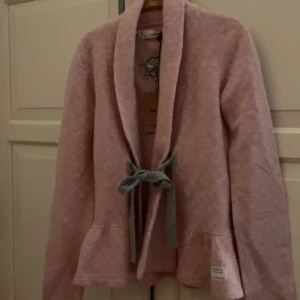 Rosa kofta från Odd Molly med rosett - Superfin rosa kofta från Odd Molly i bra skick. Säljer då den var för liten för mig💞 