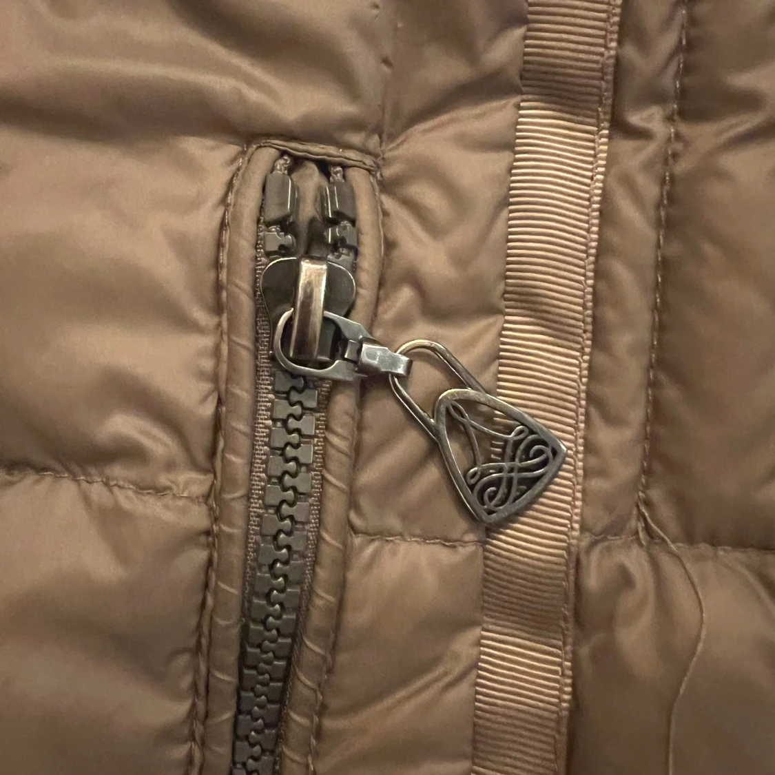 Beige lång dunjacka från Junge, stl M - 3