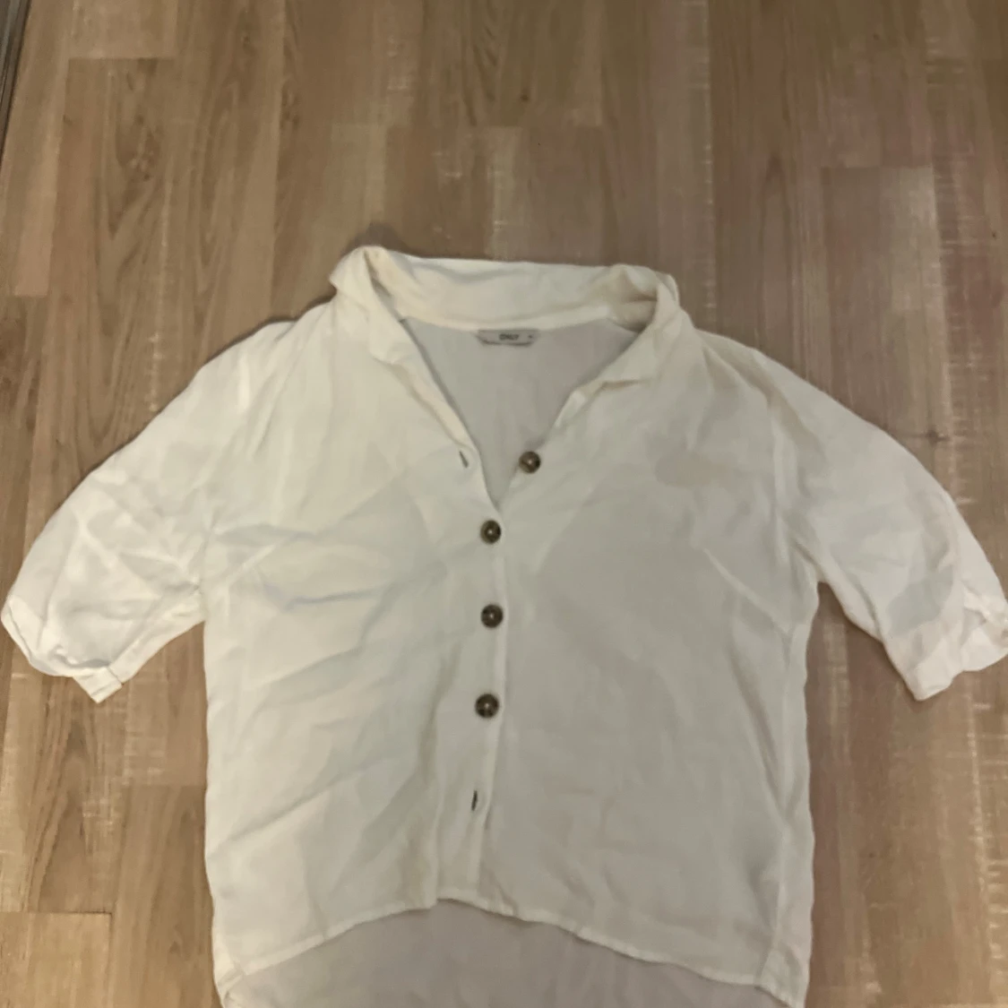 Vit skjorta från ONLY med knappar - 1