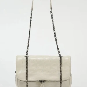 Zara väska  - Elegant beige axelväska med quiltad design och kedjeaxelrem. Väskan har en stilren look med dragkedjedetalj framtill. Köptes förra sommaren men knappt blivit använd. Jätte fint skick, köpt på Zara. 