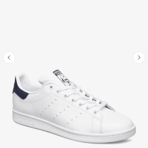 Adidas Stan Smith skor - Helt helt nya stan Smith skor, så snygga men för stora tyvärr. Köpta för 1350kr så jag säljer för mer än halva priset!!!! Storlek 39 1/3. 