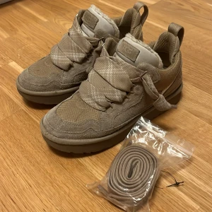 Ugg Lowmell  - Hej säljer dessa Ugg Lowmell i väldigt bra skick. De är köpta på merch Sweden för 2999kr  men har tyvärr inte kvar boxen, farsan har slängt den. något som jag har kvar däremot är extra lace oöppnade!
