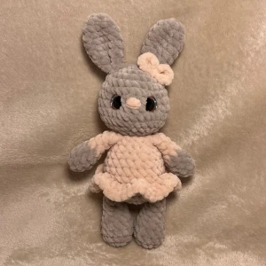 Virkad kanin med klänning och rosett - En virkad kanin som är mjuk och gullig, den är virkad av mig och är stoppad med fyllnadsvadd. Den har också glittriga Säkerhetsögon!