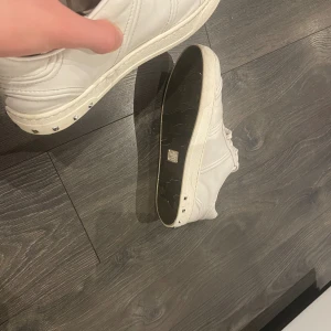Valentino Flycrews vita - Riktigt feta vita Flycrews. De är sparsamt använda. 1 nitt har lossnat men annars jättebra skick. 39 men kan passa 40 vid snabba affär kan pris diskuteras 💵