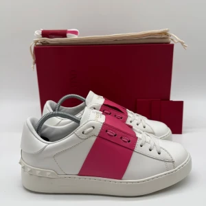 VALENTINO OPEN - Valentino open - Skick: 10/10 (Nya) - Storlek: 37 - Tillbehör: Box & Dustbag & Kort & Extra snören (allt som medföljer vid butiks köp) - Nypris 7700kr - Hör av dig vid minsta fundering