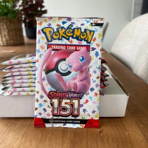 Pokémon Trading Card Game: Scarlet & Violet 151 - Upptäck spänningen med Pokémon Scarlet & Violet 151! Varje boosterpack innehåller 10 samlarkort med klassiska och nya Pokémon. Perfekt för unga samlare och fans som vill utöka sin kortsamling eller spela med vänner.