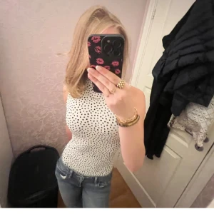 Vit body med svarta prickar  - Vit body med svarta prickar storlek S