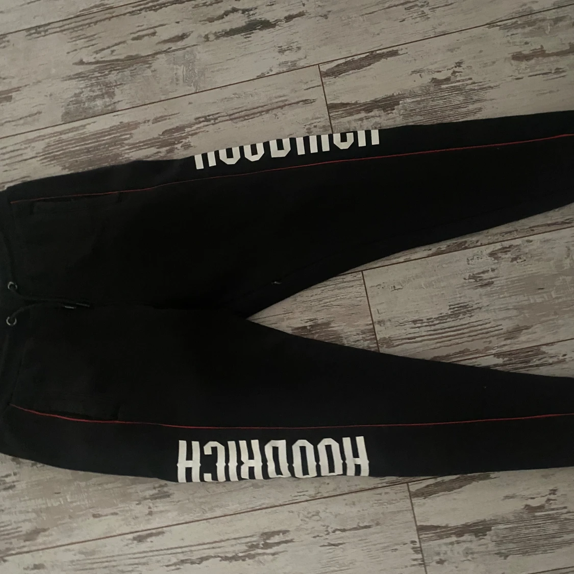 Svarta Hoodrich mjukisbyxor med tryck