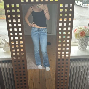 Blå bootcut jeans från 157, XS - Snygga ljusblå bootcut jeans från 157 i storlek XS Short. Modellen är lågmidjad och har klassisk femficksdesign med dragkedja och knapp. Använda väldigt sällan pågrund av att jag råka köpa 2. PRISET GÅR O DISKUTERA!🫶🏻
