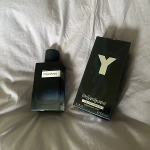 Yves Saint Laurent Y EdP 100ml - Yves Saint Laurent Y Eau de Parfum, 100 ml. Snygg och modern design med tydlig Y-logga. Perfekt storlek för dig som vill ha en ikonisk parfym i samlingen. Sprayflaska för enkel användning. Säljer då jag har andra parfymer. Den är helt ny. 