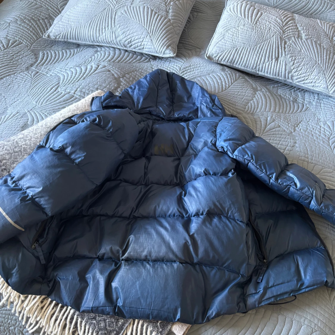 Mörkblå pufferjacka från Helly Hansen - 1