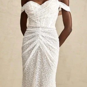 Miss rosier - Glittrig långklänning i vitt (Helt ny!) - Superfin långklänning i vitt med glittrigt tyg och draperade detaljer. Klänningen har en elegant och festlig look som verkligen sticker ut. Perfekt för dig som vill glänsa på nästa stora event! Originalpris: 3500kr med frakt , säljer den för 2500kr ☺️inte använd då, då den inte passa mig helt. (Kunde ej returnera)