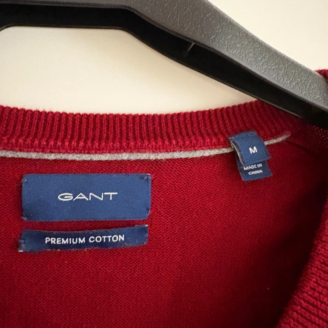 Röd v-ringad tröja från GANT - 2