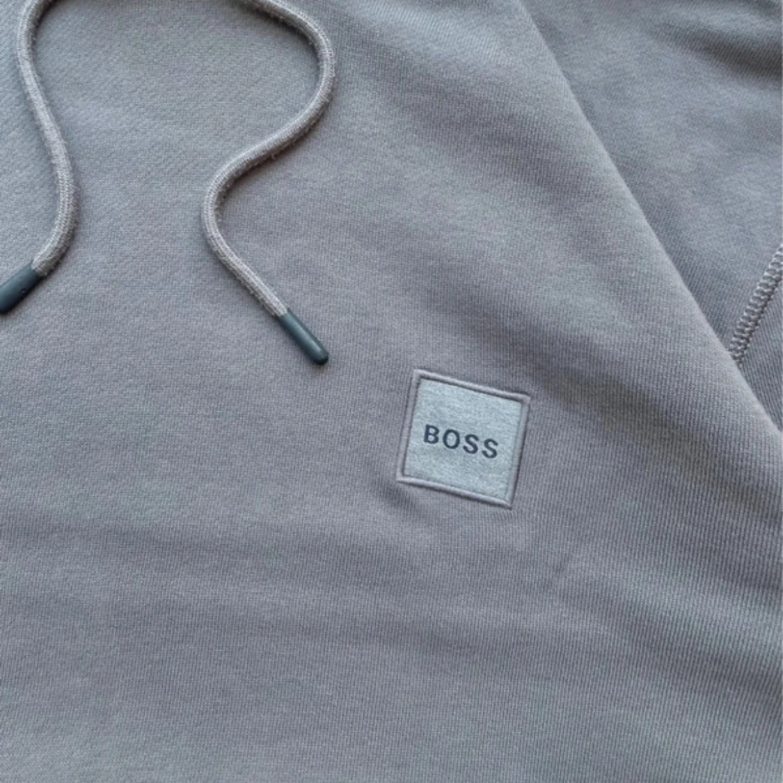 Grå hoodie från BOSS med huva - 3