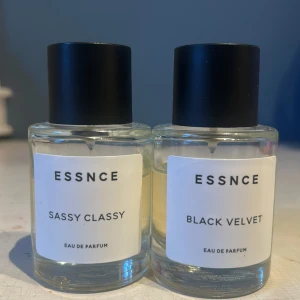 Essnce Sassy Classy & Black Velvet - Två Eau de Parfum från ESSNCE: Sassy Classy och Black Velvet. Perfekt för dig som vill ha något unikt och stilrent i din samling. Minimalistisk design som passar in i alla miljöer. Volym och ingredienser framgår ej på bilderna.