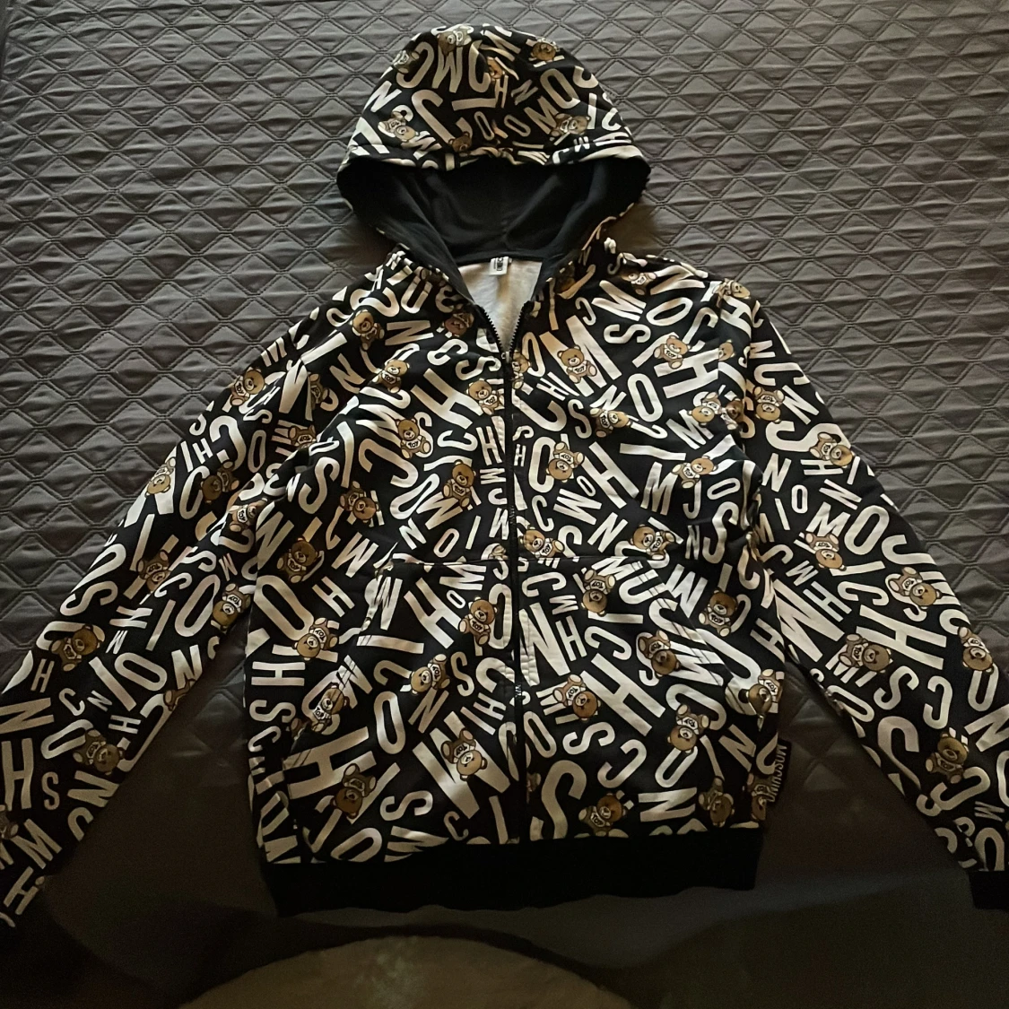 Moschino hoodie med björnar och tryck