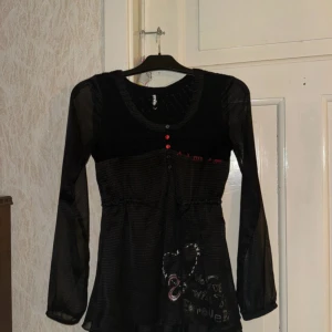 Desigual - snygg blus från desigual, genomskinliga ärmar, knyte i midjan, ett av snörena har en knut på sig