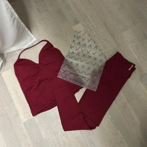 dfyne set berry storlek M - storlek M i båda delarna hittade ena påsen så skickar med den! inga skador dem är använda max 5 gånger