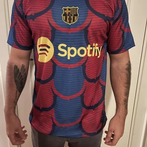 FC Barcelona kortärmad matchtröja - Vid intresse kontakta primekits1 på Instagram DM, finns storlekar från S-XL.🏆                                            Instagram : primekits1