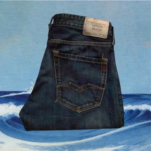 Replay Jeans Waitom - Säljer dessa riktigt feta Replay jeans. | Modellen är Waitom Regular fit | Skick 9/10! | Nypris 1799kr | Vårt pris 449kr! | Hör av er vid minsta fundering.🙌