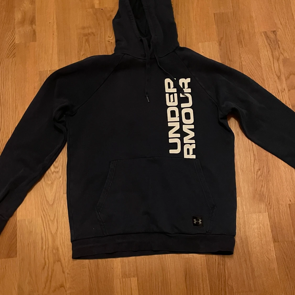 Mörkblå hoodie från Under Armour