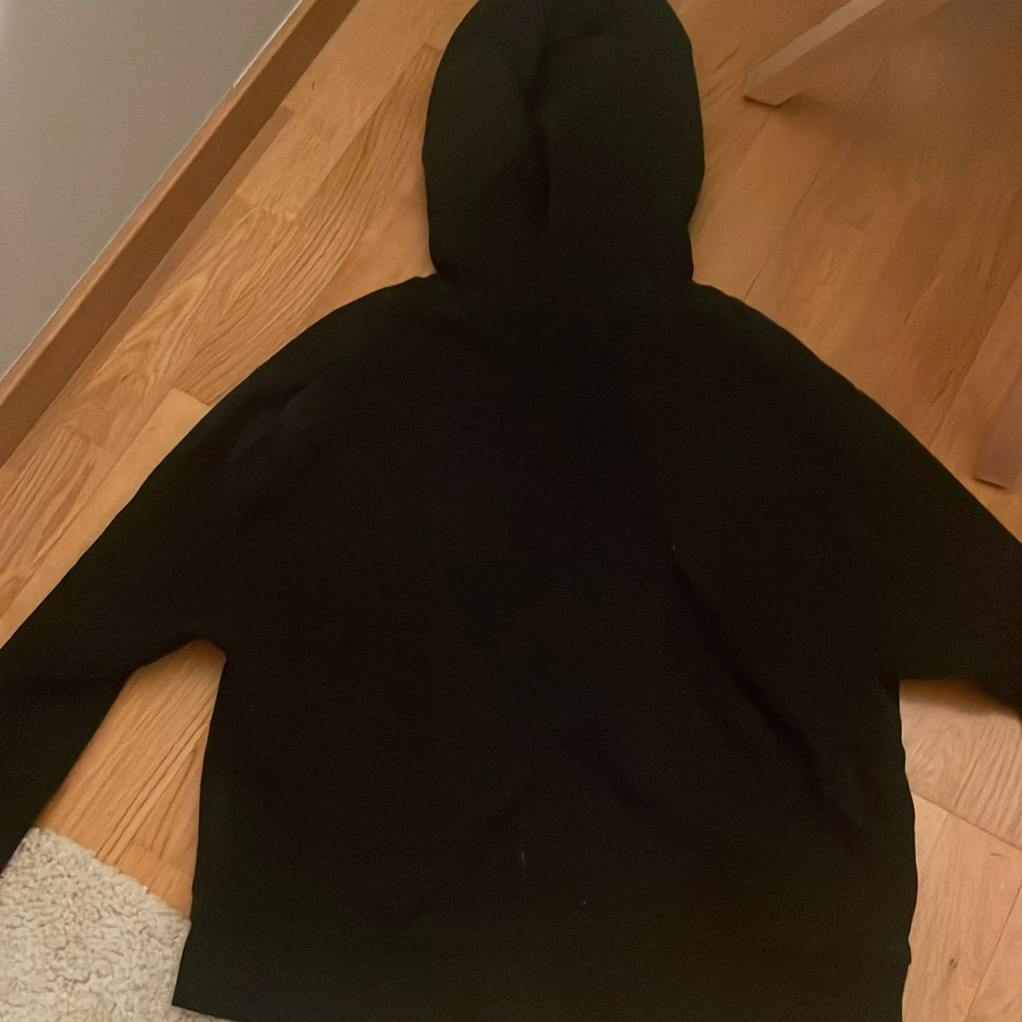 Svart hoodie från Lindex med huva - 1