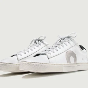 Oliver Cabell Low 1 Belmont sneakers 44 - Snygga vita Oliver Cabell Low 1 Belmont sneakers i skinn med grå detalj på sidan och svart häl. Klassisk låg modell med rund tå, snörning och platt sula. Perfekta för dig som gillar stilrena och trendiga sneakers med unika detaljer. Skicket är mycket bra. Endast använda 5-10 gånger. 