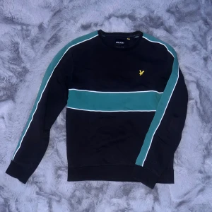 Svart tröja med gröna ränder Lyle & Scott - Mycket varm, kan skicka fler bilder o info om önskas