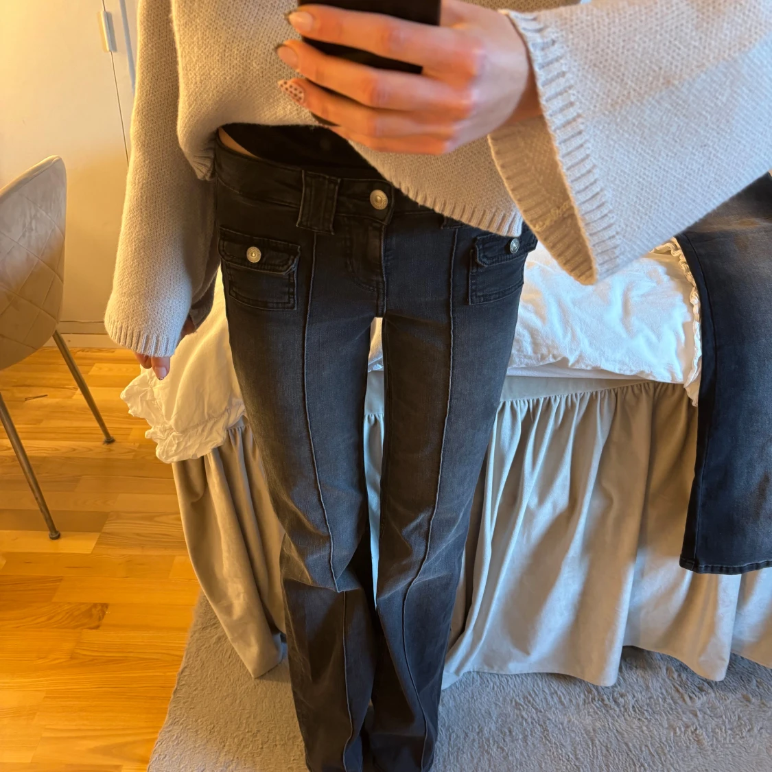 Svarta jeans med fickdetaljer - 1