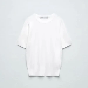 Stickad T shirt - Säljer denna superfina stickade vita T-shirt från Zara.🤍