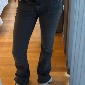 Grå lowwaist bootcut - Grå low waist bootcut jeans från Junkyard. Priset går att diskuteras