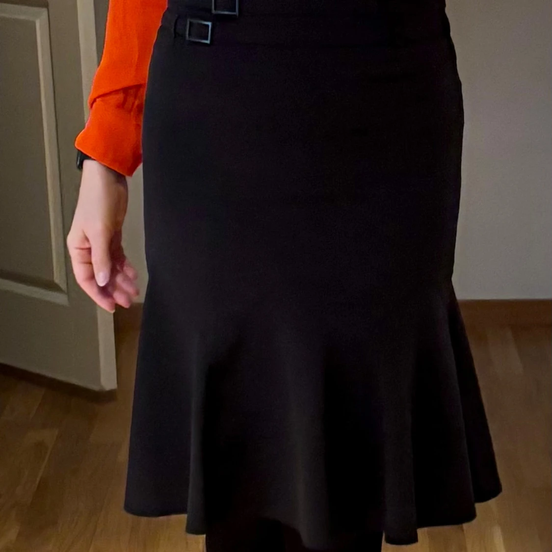 Mörkblå kjol med spännen från Orwell - 4