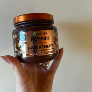 Garnier Respons Hair Remedy mask - Garnier Respons Hair Remedy 3-Honey Strengthening Mask.  Innehåller acacia-, manuka- och lavendelhonung. Krämig, vit formula som stärker och vårdar håret. 97% naturliga ingredienser. 340 ml. Oöppnad 