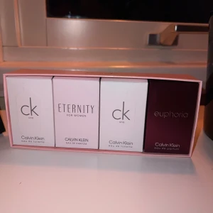 Calvin Klein parfymset travel size - Upptäck fyra Calvin Klein-parfymer i smidiga miniflaskor: CK One, Eternity for Women och Euphoria. Perfekt för resan eller att testa nya favoriter. Innehåller totalt 2x10 ml CK One, 5 ml Eternity och 4 ml Euphoria. Pris gäller alla 4. Perfekt storlek på resande fot eller för att testa innan man köper stor flaska. Aldrig öppnat. Kontakta mig om du vill köpa styckvis, 150:-/st