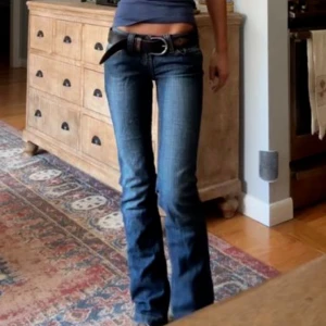 Mörkblå bootcut jeans från disel - Snygga mörkblå jeans från disel med låg midja. Jeansen har bootcut och är tillverkade i stretchig denim. Lite slitna nertill i benen. Skriv gärna ifall du har frågor eller vill se fler bilder💕