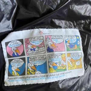 Svart pufferjacka från Moncler - Säljer en oanvänd svart pufferjacka från moncler med snygg logga runt huvan som jag knappt använt då den är lite liten är 178cm.  köpte den nypris:2600kr toppskick             