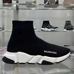 Skor - Passar 38-37. Samma modell och färg säljs inte längre.