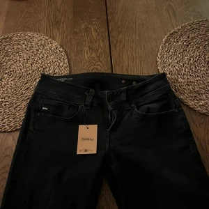 Svarta jeans från G-Star Raw, 28/30 - Svarta jeans från G-Star Raw i modellen Midge. Klassisk femficksdesign med snygga detaljer. Straight / rak passform, mycket skönt och mjukt material.