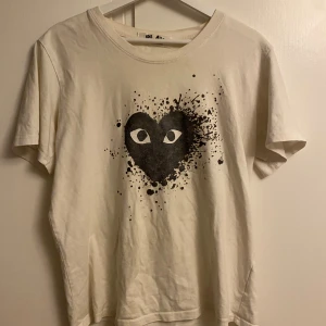 Vit comme des garçons t-shirt - Säljer denna feta tisha från Comme des Garçons Play med svart hjärta och coolt splattertryck på bröstet. Passar som  S, för de mellan 170-180cm. Skriv vid minsta fundering eller för fler bilder. 