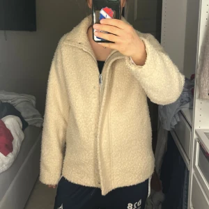 Beige teddyjacka med dragkedja - Säljer en beige teddyjacka från Kappahl i storlek S.  Jackan har en mysig, fluffig yta, hög krage och stängs med dragkedja och tryckknappar. Endast använd fåtal gånger, inköpt förra hösten nypris 999kr. 