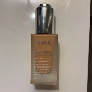 CAIA Dewy Drops Foundation 30N - CAIA Dewy Drops Serum Foundation i nyansen 30N. Testad ca 2 gånger men för mörk för mig