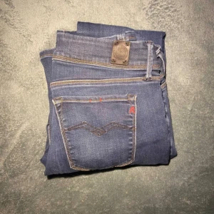 Replays Jeans - Jeans med en bra passform . stiliga för ett bra pris  . Av märket replay