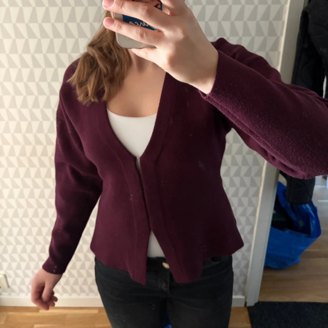 Vinröd kofta med v-ringning